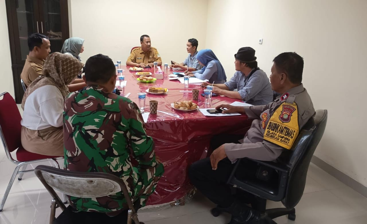 Dukung Program RUTILAHU, Bhabinkamtibmas Jakasampurna Hadiri Rapat Koordinasi Bersama Disperkimtan