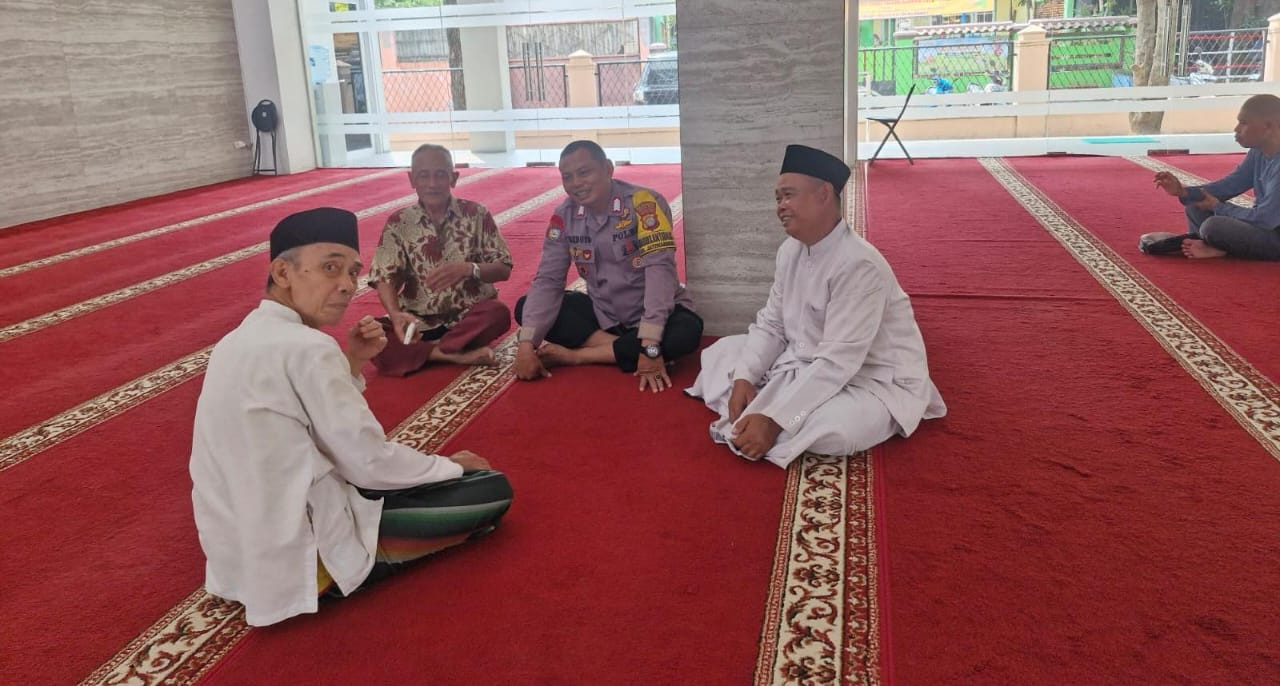 Bhabinkamtibmas dan Babinsa Jatiwaringin Jalin Silaturahmi dengan Tokoh Agama dan Masyarakat, Imbau Jaga Keamanan Lingkungan