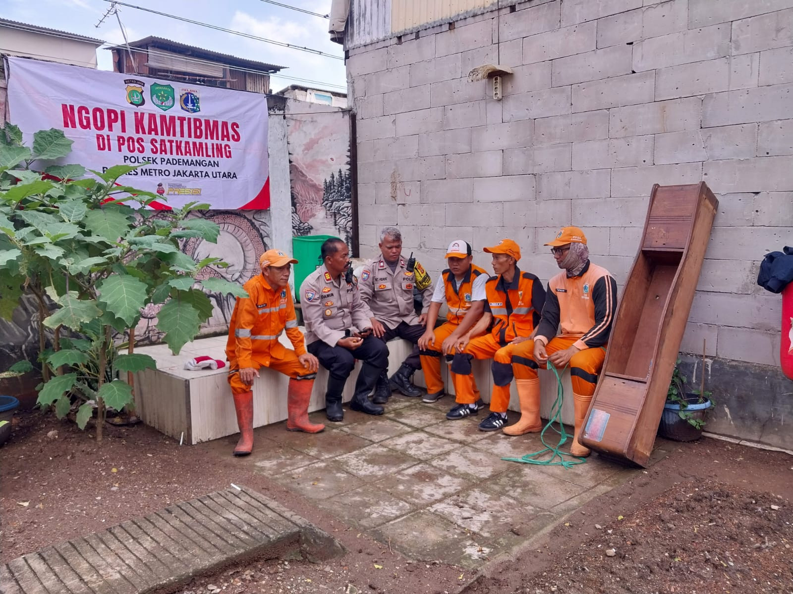 Ngopi Kamtibmas di Pademangan Timur: Polisi Dengarkan Langsung Keluhan Warga