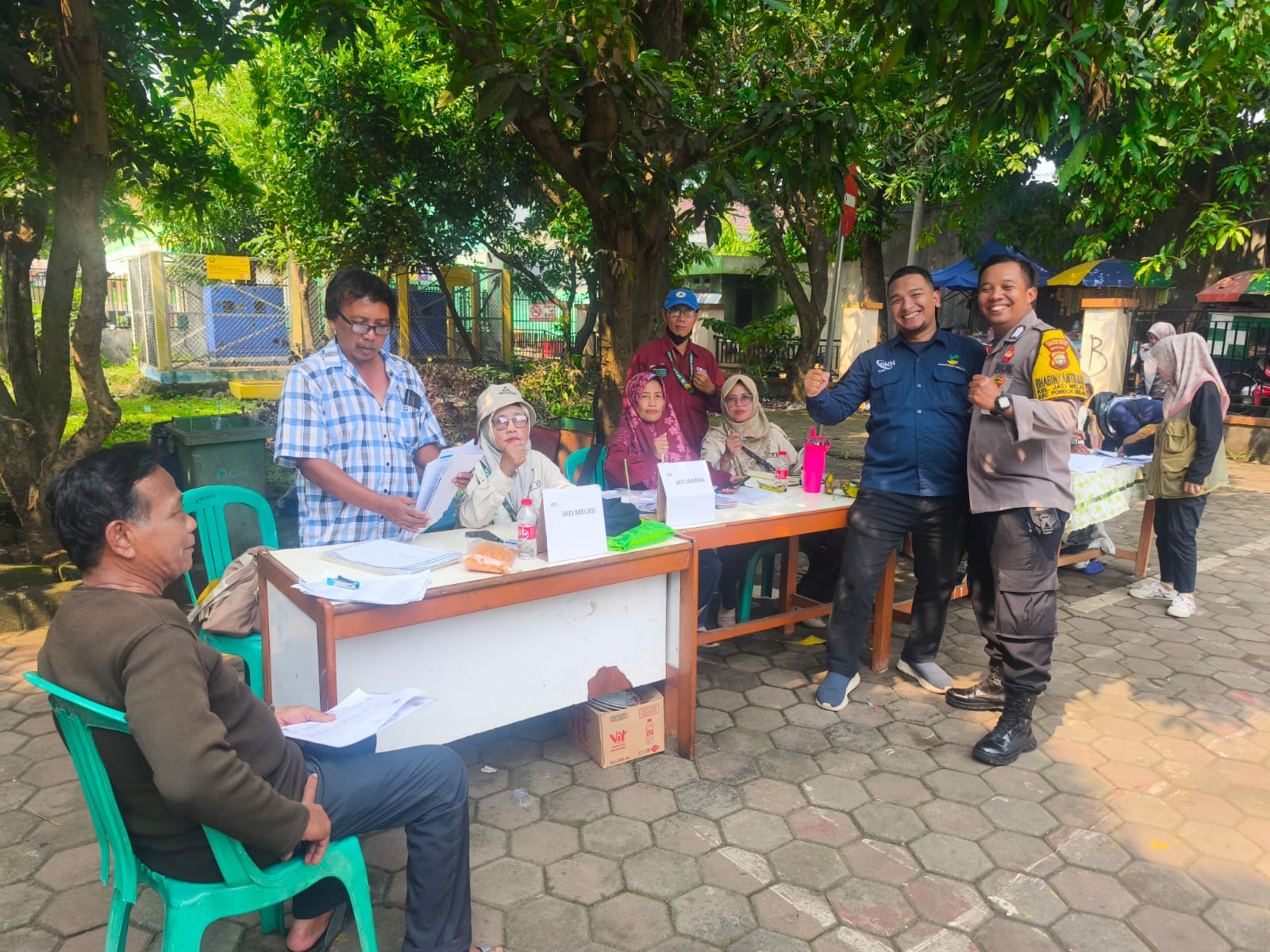 Pastikan Distribusi Berjalan Aman, Polisi Jaga Pembagian Kartu KKS di Jatimelati