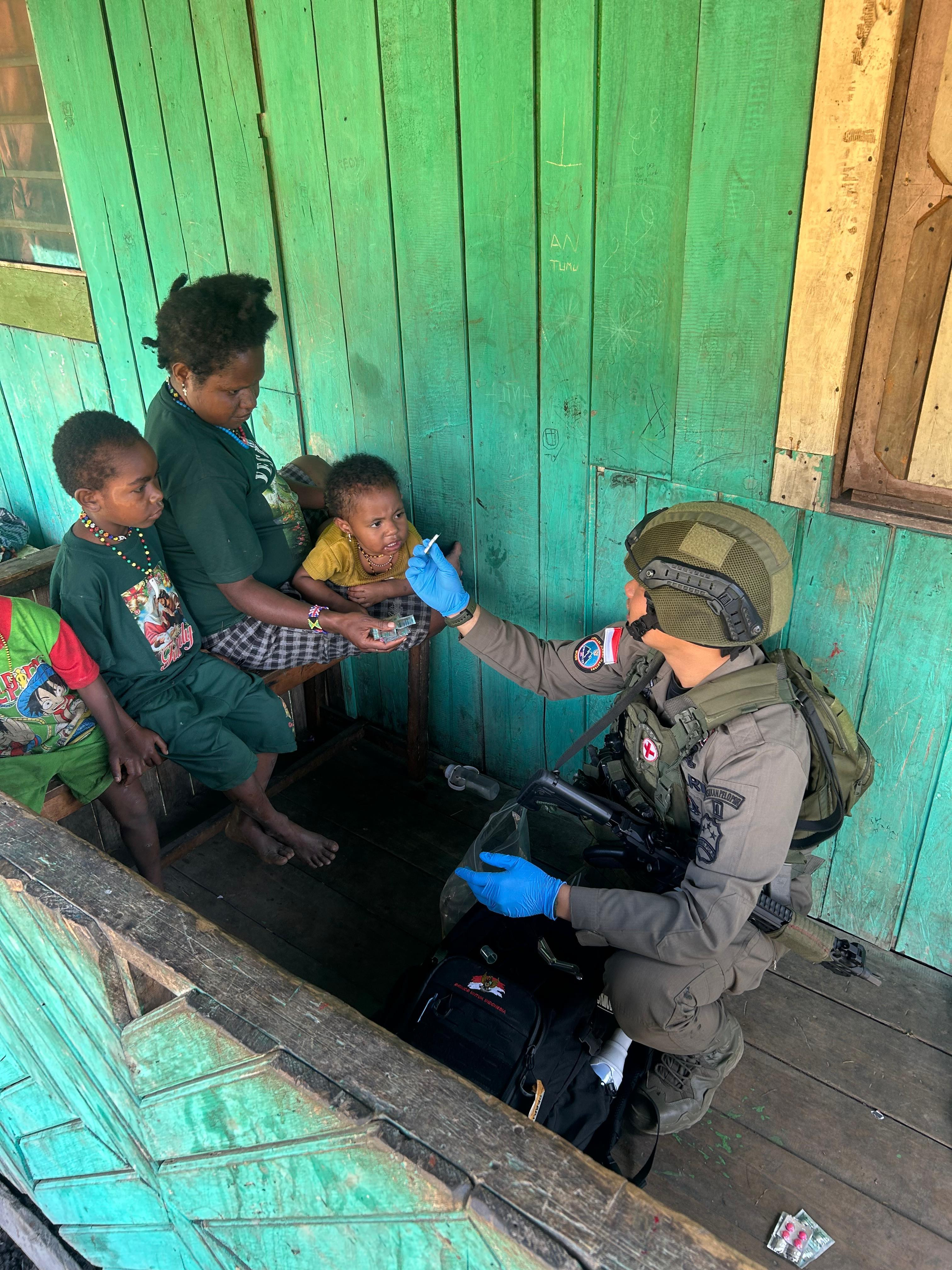 Di Balik Tugas Pengamanan, Brimob Hadir Menyembuhkan dan Menguatkan Warga Sinak