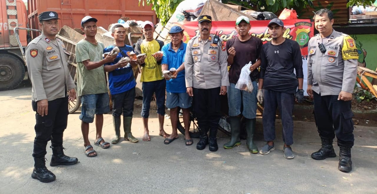 Polsek Pademangan Berbagi Nasi Bungkus untuk Petugas Kebersihan dalam Kegiatan Jumat Berkah