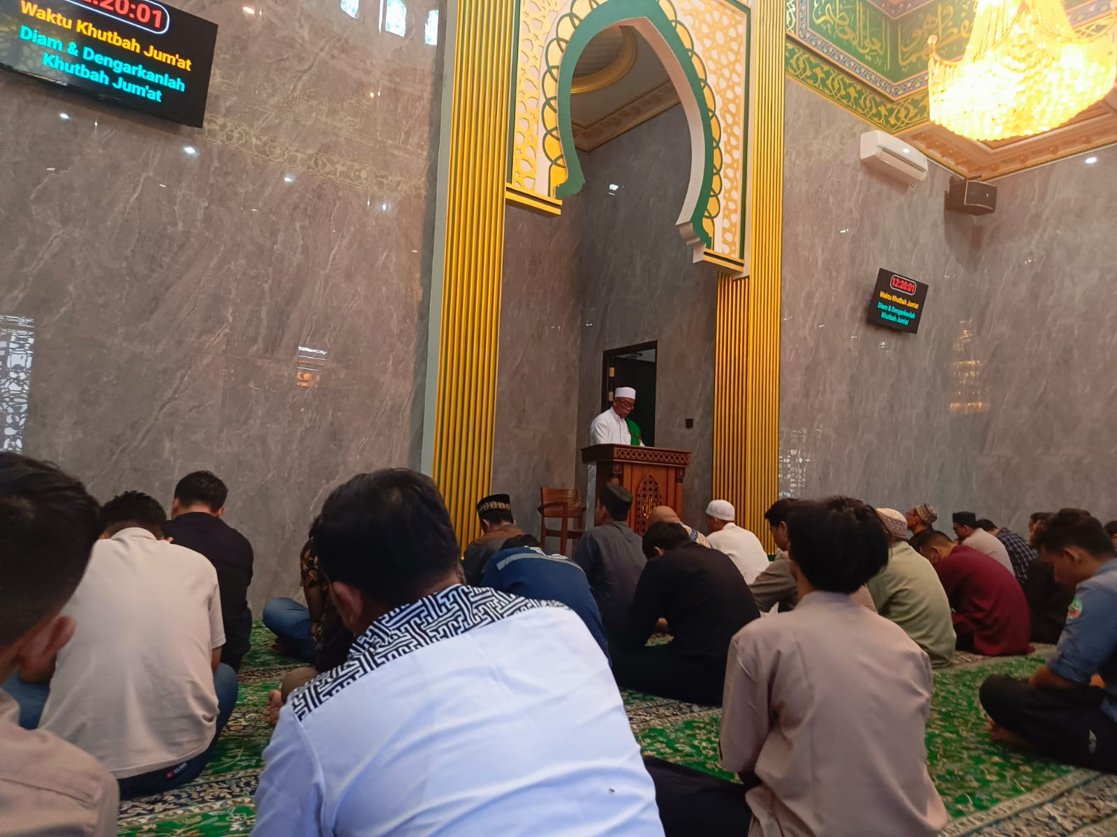 Bhabinkamtibmas Sumurbatu Sholat Jumat Berjamaah, Pererat Silaturahmi dengan Warga