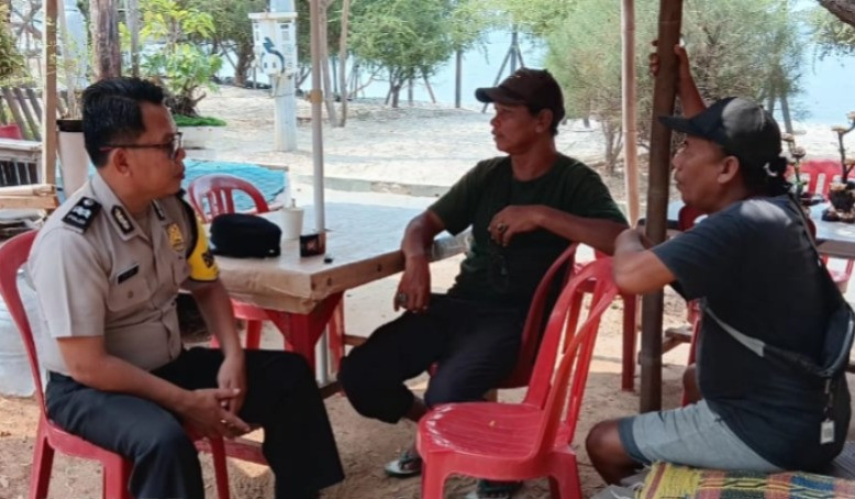 Cooling System di Pulau Untung Jawa, Bhabinkamtibmas Sosialisasikan Layanan Polisi 110 dan Imbau Warga Waspada Cuaca Buruk