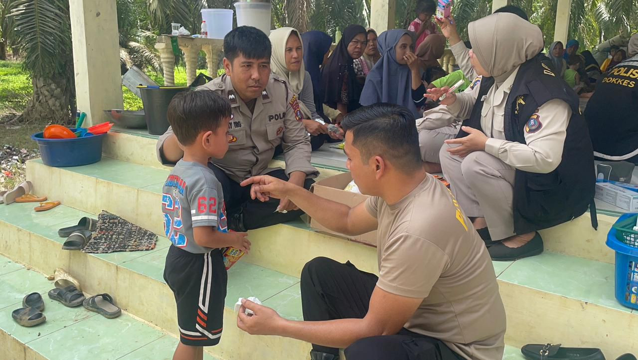 POLRI HADIR MELALUI DOKKES POLRES LANGKAT MELAKSANAKAN BAKTI KESEHATAN KEPADA KEPADA MASYARAKAT DESA HARAPAN MAKMUR