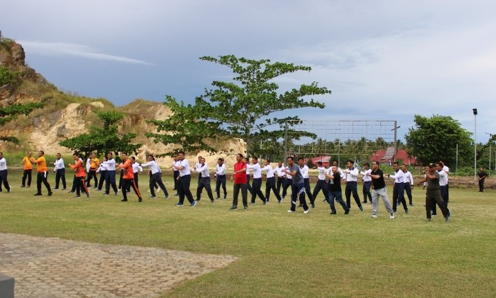Keluarga Besar Lanal Nias dan Forkopimda Nias Selatan Laksanakan Olahraga Bersama dan Tinjau Program Ketahanan Pangan Serta Latihan Menembak di Lanal Nias