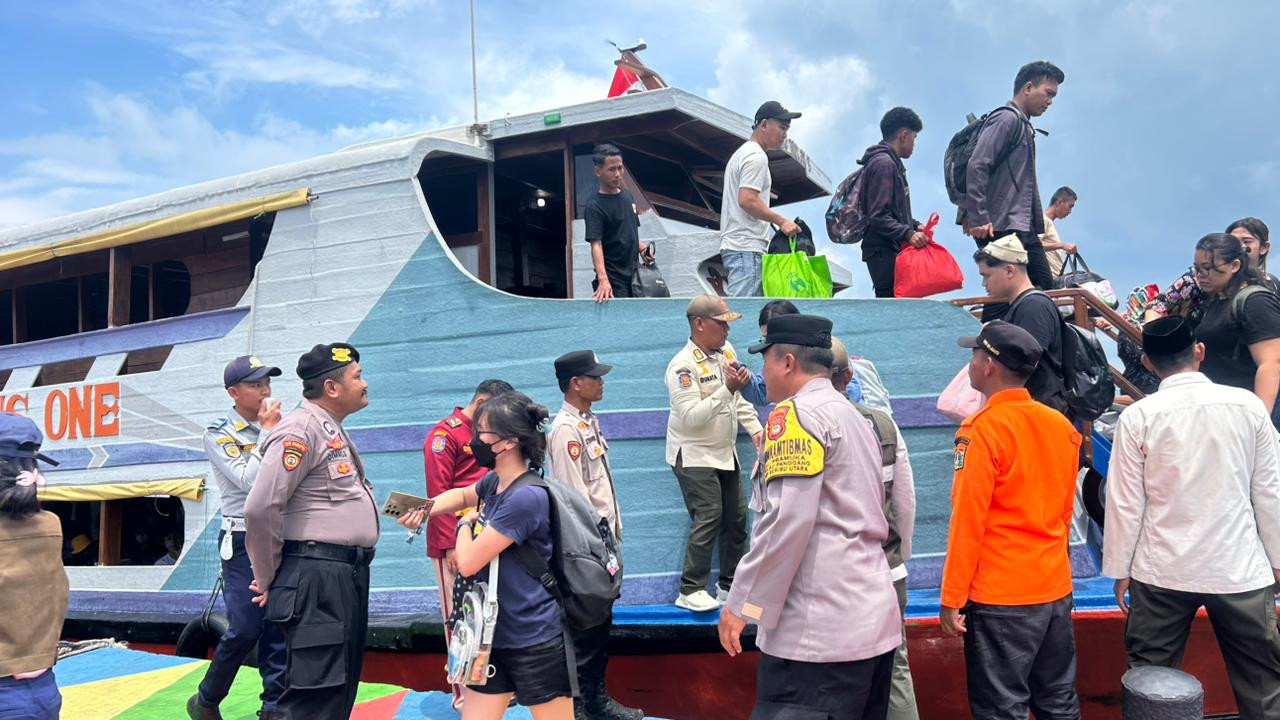 Anggota Pos Pam Ops Ketupat Jaya 2026 Polres Kepulauan Seribu Amankan Dermaga, Bantu Penumpang dan Cegah Narkoba, Hubungi 110 Saat Darurat