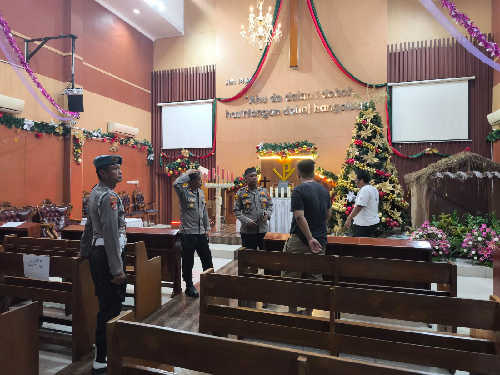 Polsek Bekasi Barat Lakukan Pengecekan Tempat Ibadah Jelang Perayaan Malam Natal 2025