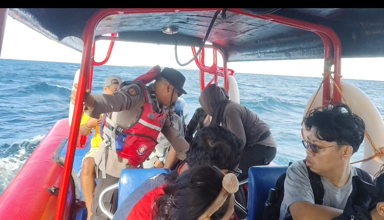 Aksi Heroik Anggota Polres Kepulauan Seribu, Aipda Hendra Kristianda Evakuasi KM. Barok yang Alami Kerusakan di Perairan Pulau Tikus