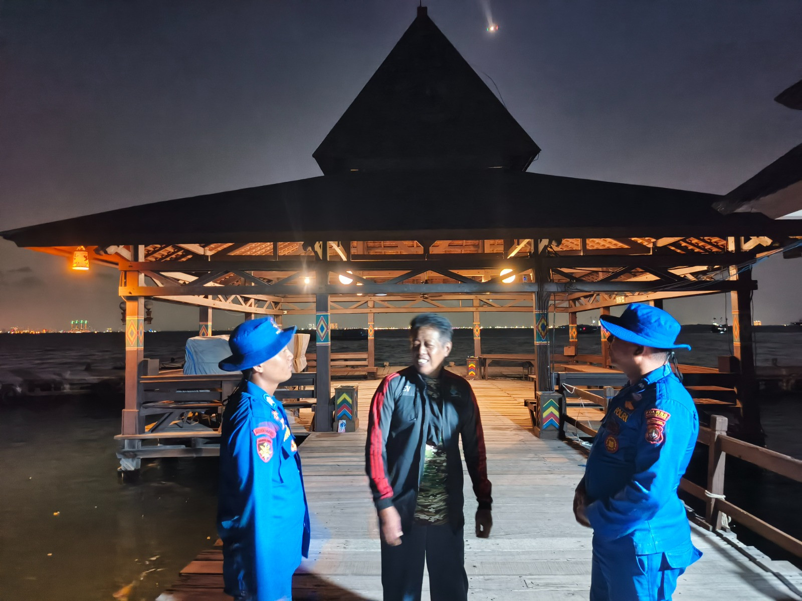 Jakarta On The Spot, Patroli Malam Laut Satpolairud Sambangi Penjaga Pulau dan Sosialisasikan Layanan Polisi 110