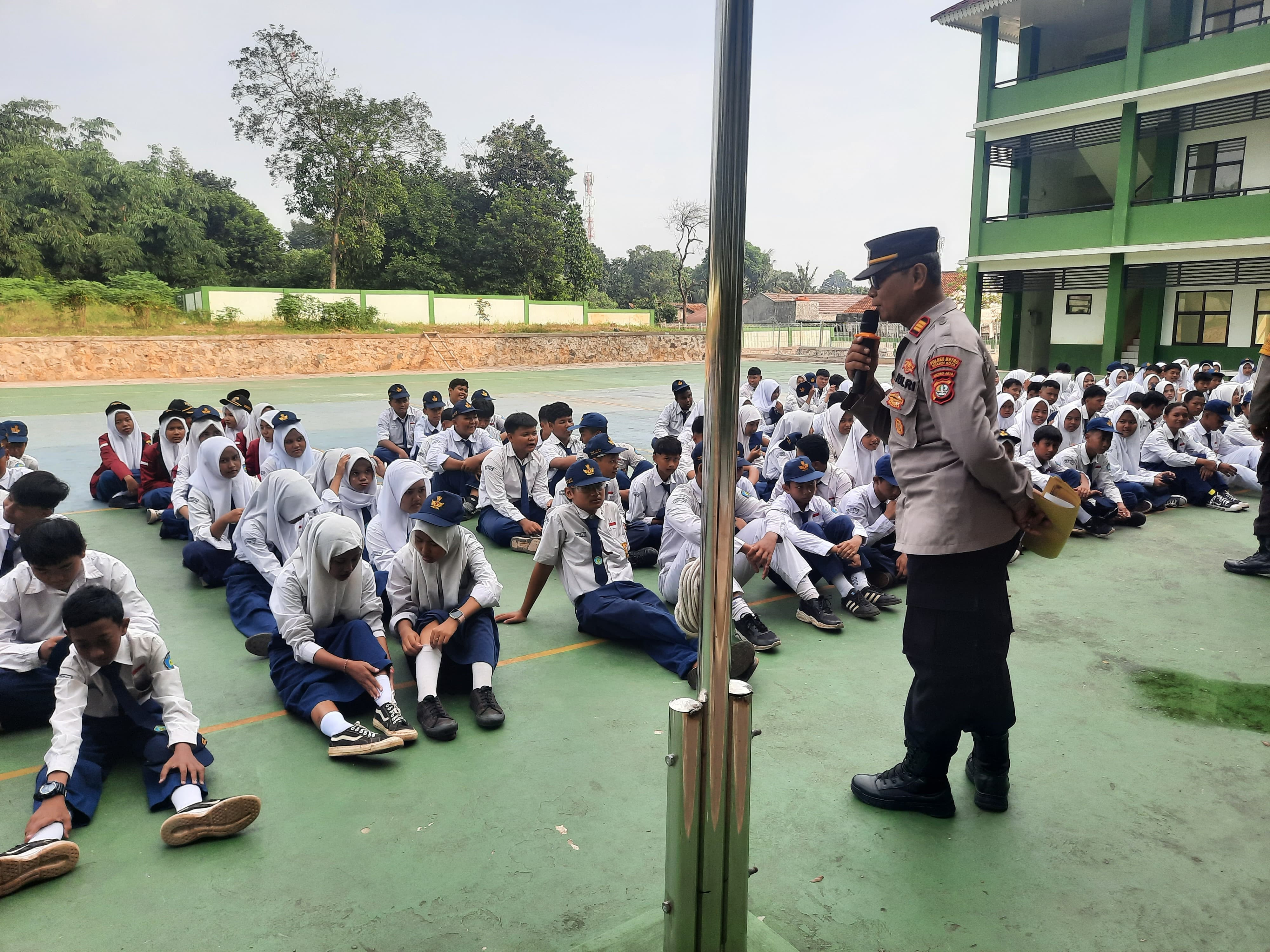 Kanit Binmas Polsek Bantar Gebang Jadi Inspektur Upaya di SMPN 59 Kota Bekasi dan Berikan Penyuluhan Kamtibmas