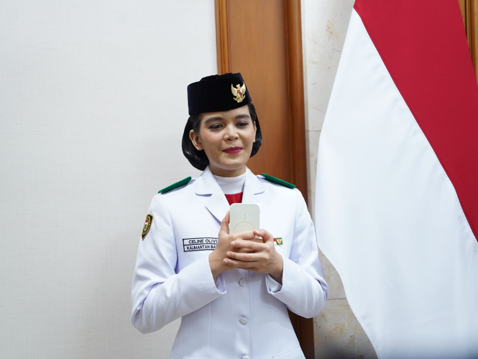 Di HUT ke-81 RI, Celina Olivia Bangga dan Terharu Bawa Baki Merah Putih di Hadapan Prabowo