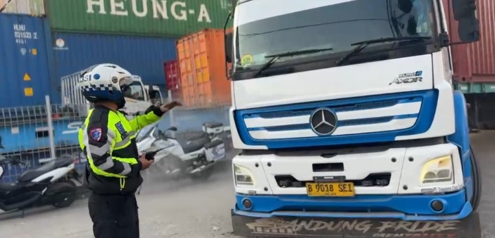 Respons Cepat 110, Satlantas Polres Metro Jakarta Utara dan Polsek Cilincing Atur Kemacetan Akibat Bongkar Muat Kontainer