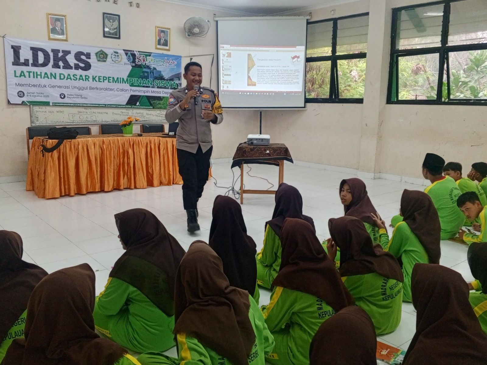 Bhabinkamtibmas Pulau Tidung Berikan Penyuluhan Bela Negara kepada Siswa MTsN 26