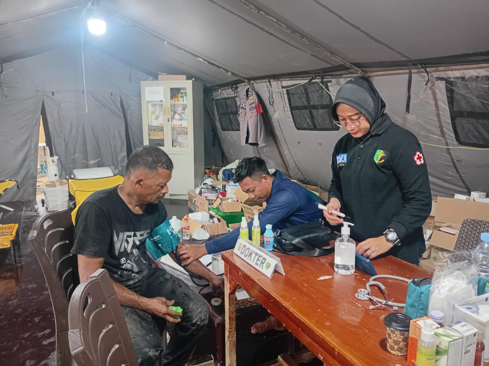 Sentuhan Kemanusiaan Polri, Layanan Kesehatan Pusdokkes Jangkau Warga Hingga Pelosok Aceh Terdampak Bencana