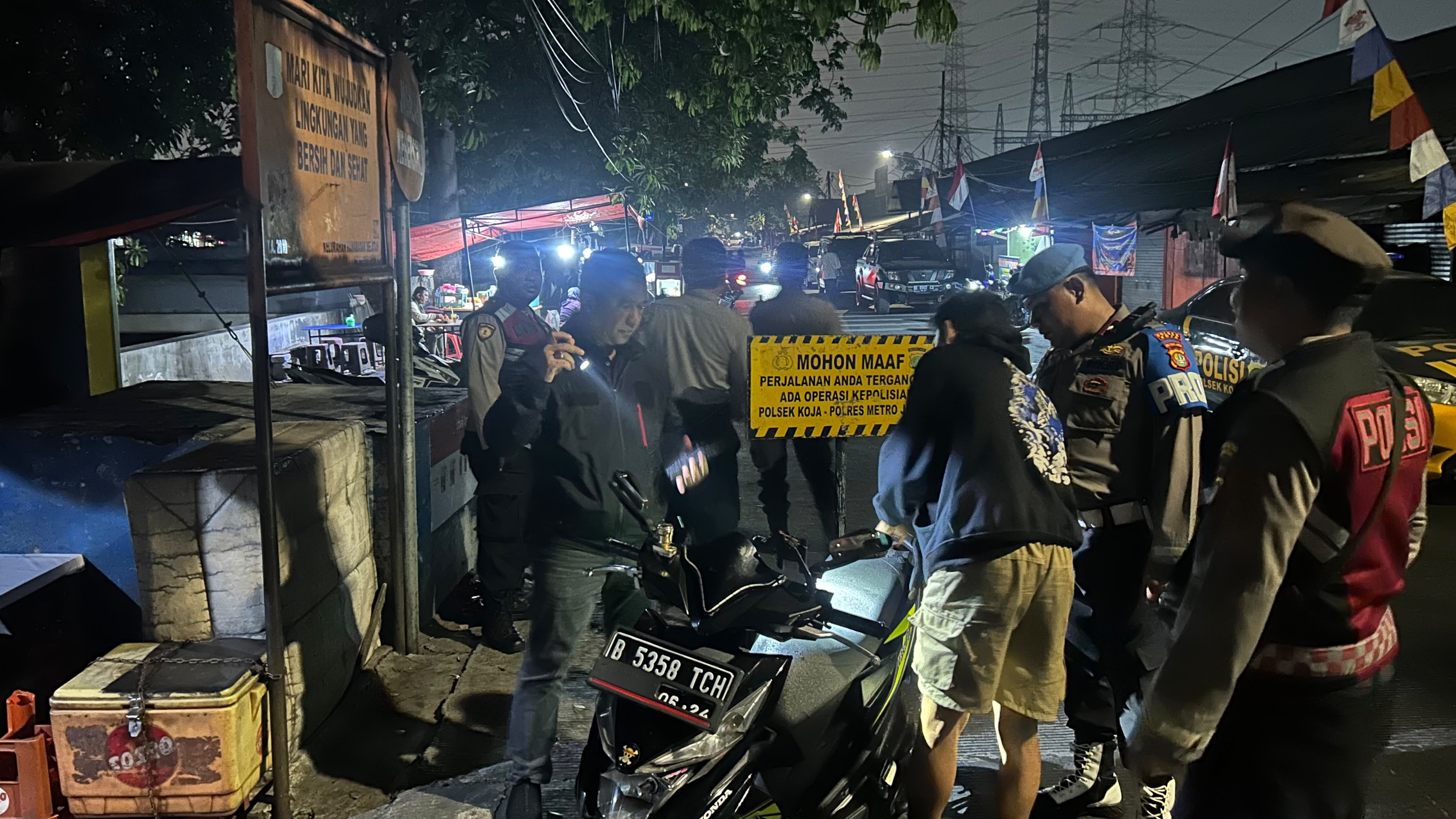 Cegah Tawuran, Polsek Koja Patroli KRYD Bubarkan Remaja yang Nongkrong Larut Malam