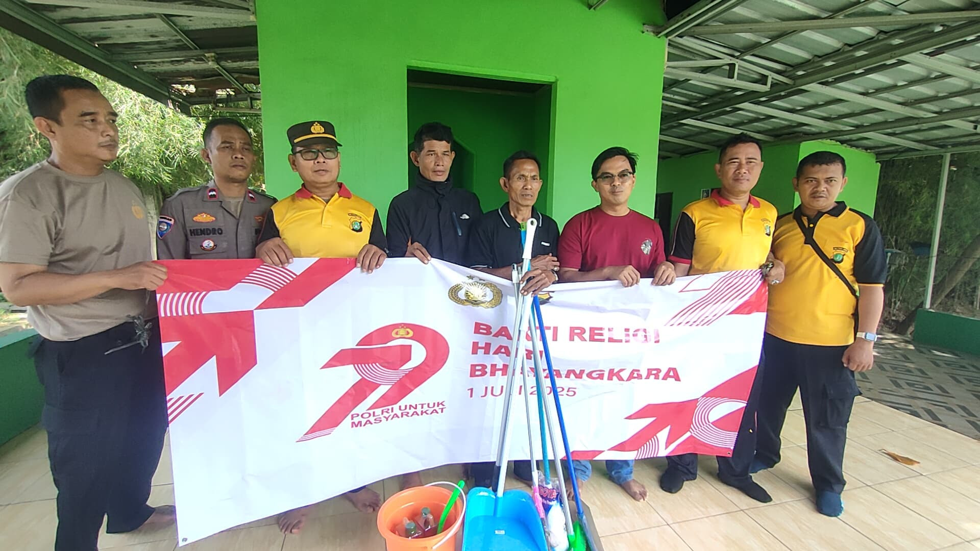 BHAKTI RELIGI POLSEK BANTARGEBANG DALAM RANGKA HUT BHAYANGKARA KE-79 DI MUSHOLA NURUL HIKMAH CIMUNING