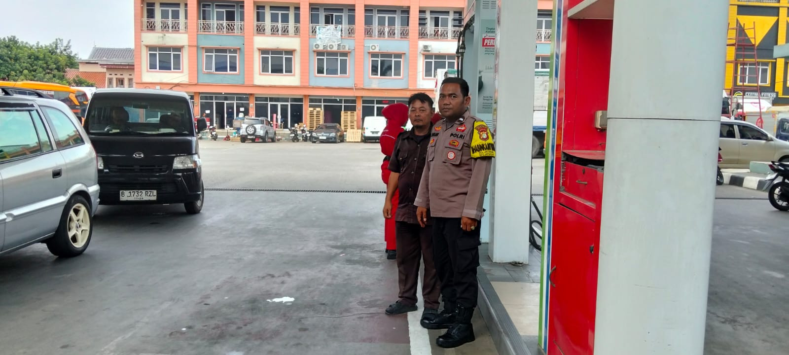 Cegah Gangguan Kamtibmas, Bhabinkamtibmas Jatiasih Sambang dan Monitor Keamanan SPBU