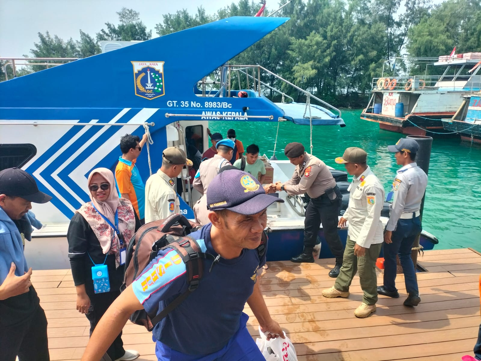 Polsek Kepulauan Seribu Selatan Lakukan Pengamanan Dermaga Pulau Tidung, Polisi Humanis Bantu Wisatawan