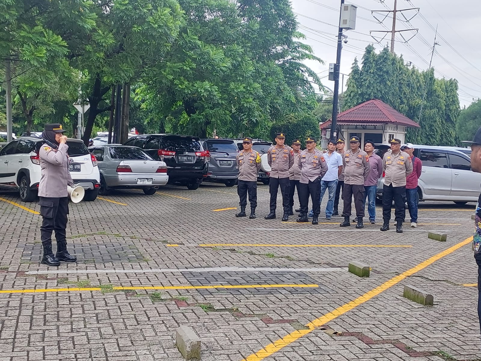 Kapolsek Rawalumbu Pimpin Apel Pengamanan Aksi Damai di DPRD Kota Bekasi