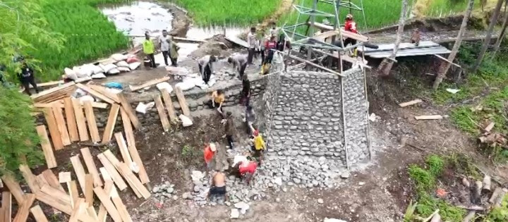 Polri Gerak Cepat Respon Pidato Presiden Prabowo, Satbrimobda Sulseng Bangun Jembatan Gantung di Soppeng