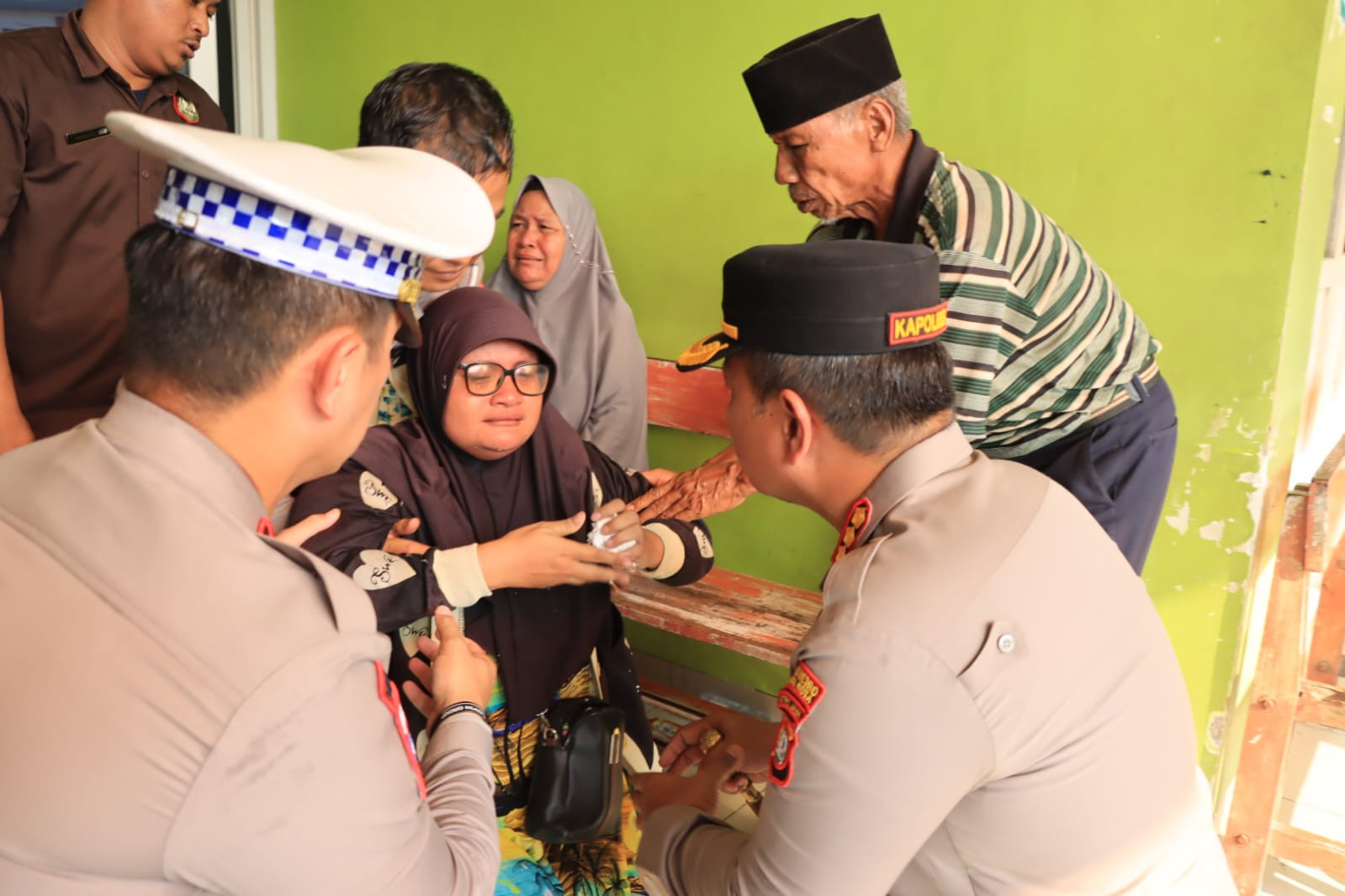 Kapolres Metro Bekasi Kota Kunjungi Korban Insiden Maut Di Depan Unisma Bekasi