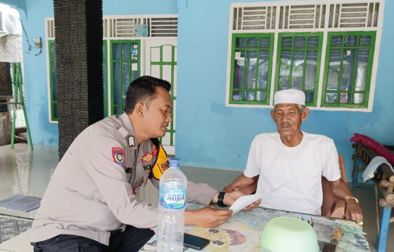 Bhabinkamtibmas Pulau Pari Sambangi Tokoh Masyarakat, Jalin Silaturahmi Demi Kamtibmas Kondusif