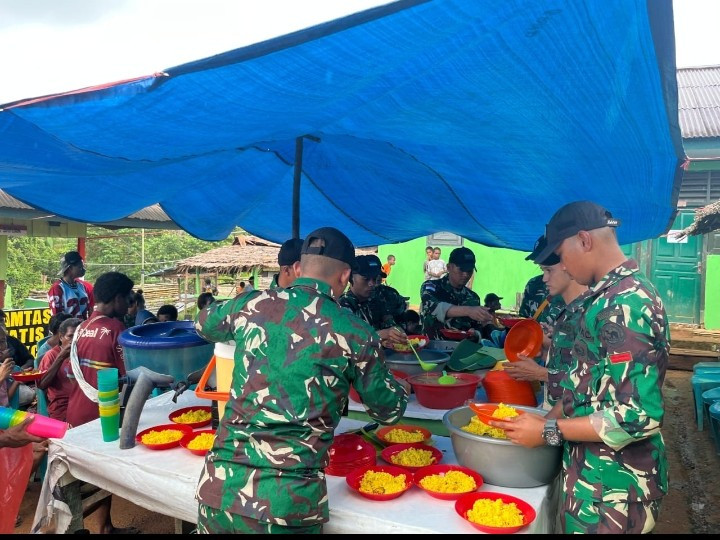 Nasi Kuning, Semangat Merah Putih: TNI dan Warga Gelar Syukuran Rayakan HUT RI di Kampung Kombut