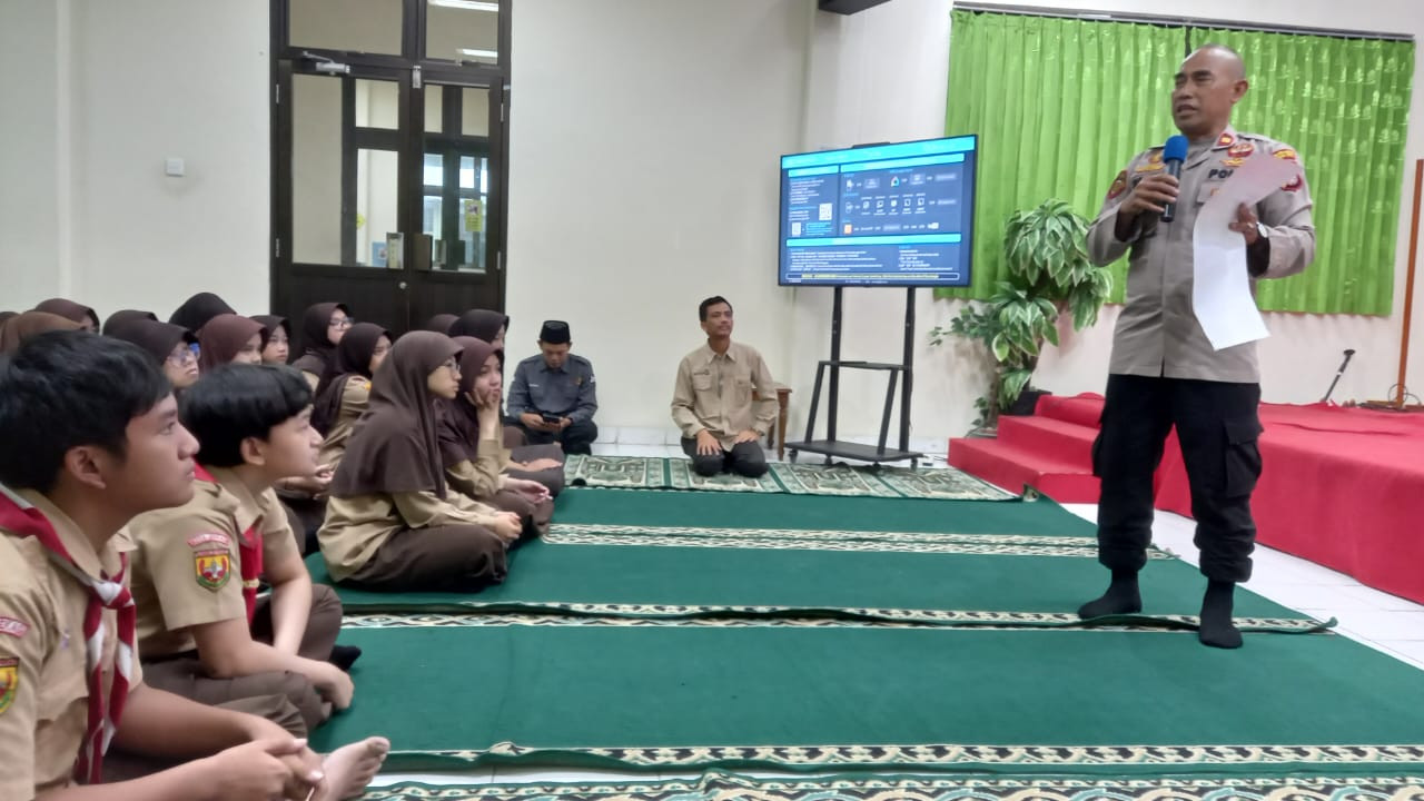 Polres Bekasi Kota Sosialisasikan PPDB SMA Kemala Taruna Bhayangkara di SMP Islam Al Azhar 8