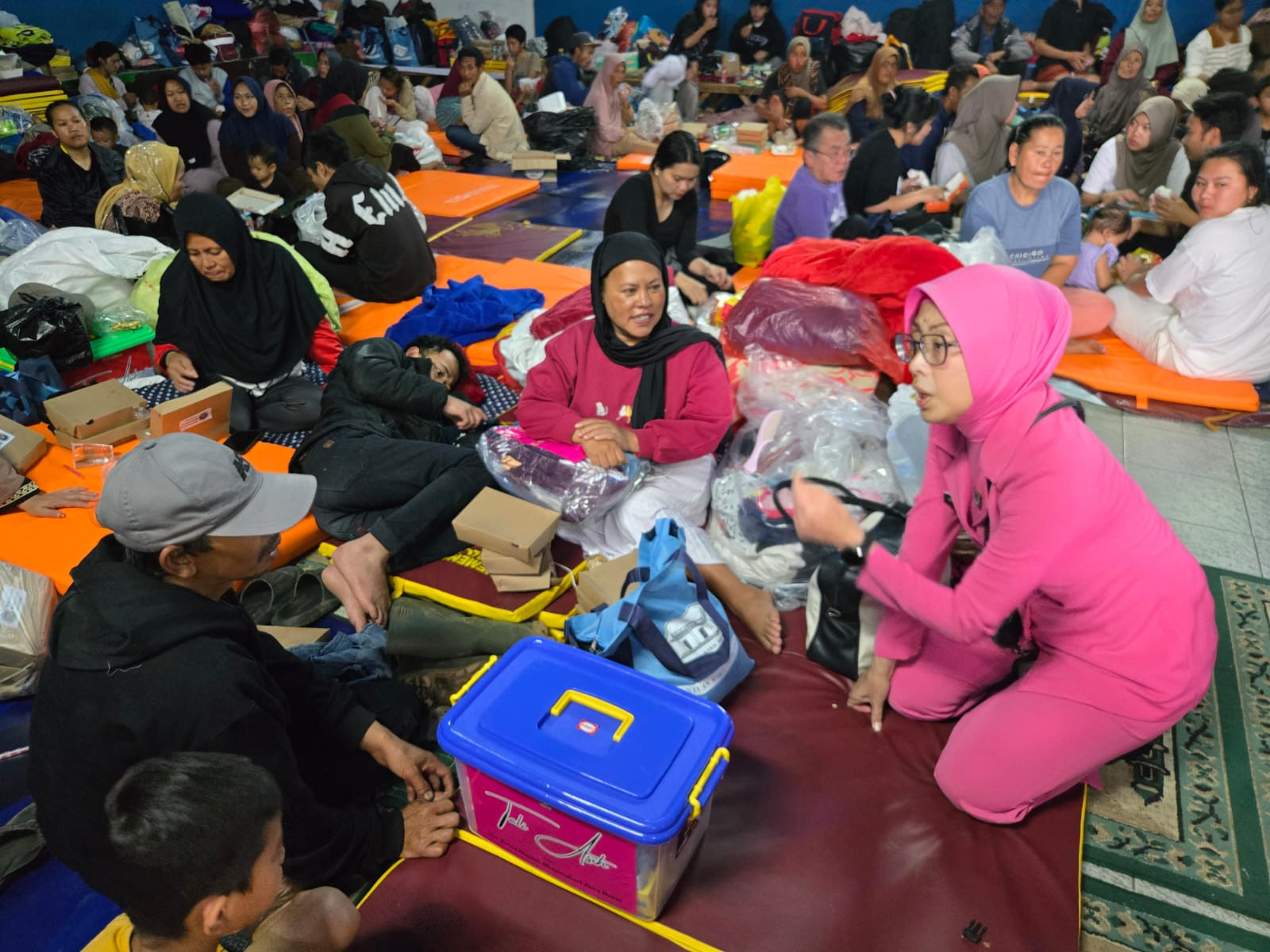 Ketua Bhayangkari Daerah Jawa Barat Salurkan Bantuan untuk Korban Longsor dan Banjir Bandang di  Desa Pasirlangu KBB