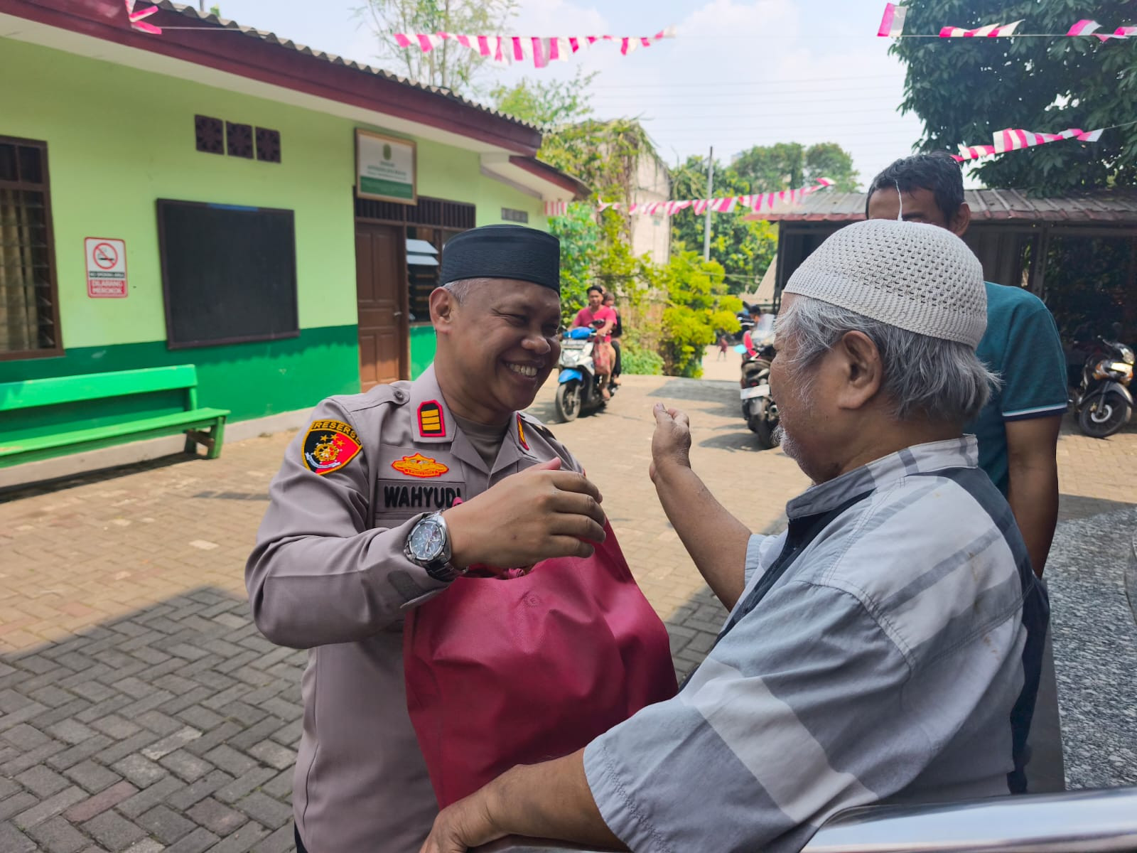 Kapolsek Bekasi Barat Pererat Silaturahmi Lewat Aksi Sosial Jumat Berkah
