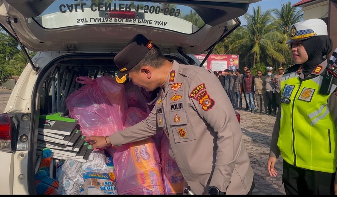 Kapolres Pidie Jaya Distribusikan Bantuan Kemanusiaan untuk Warga Korban Banjir