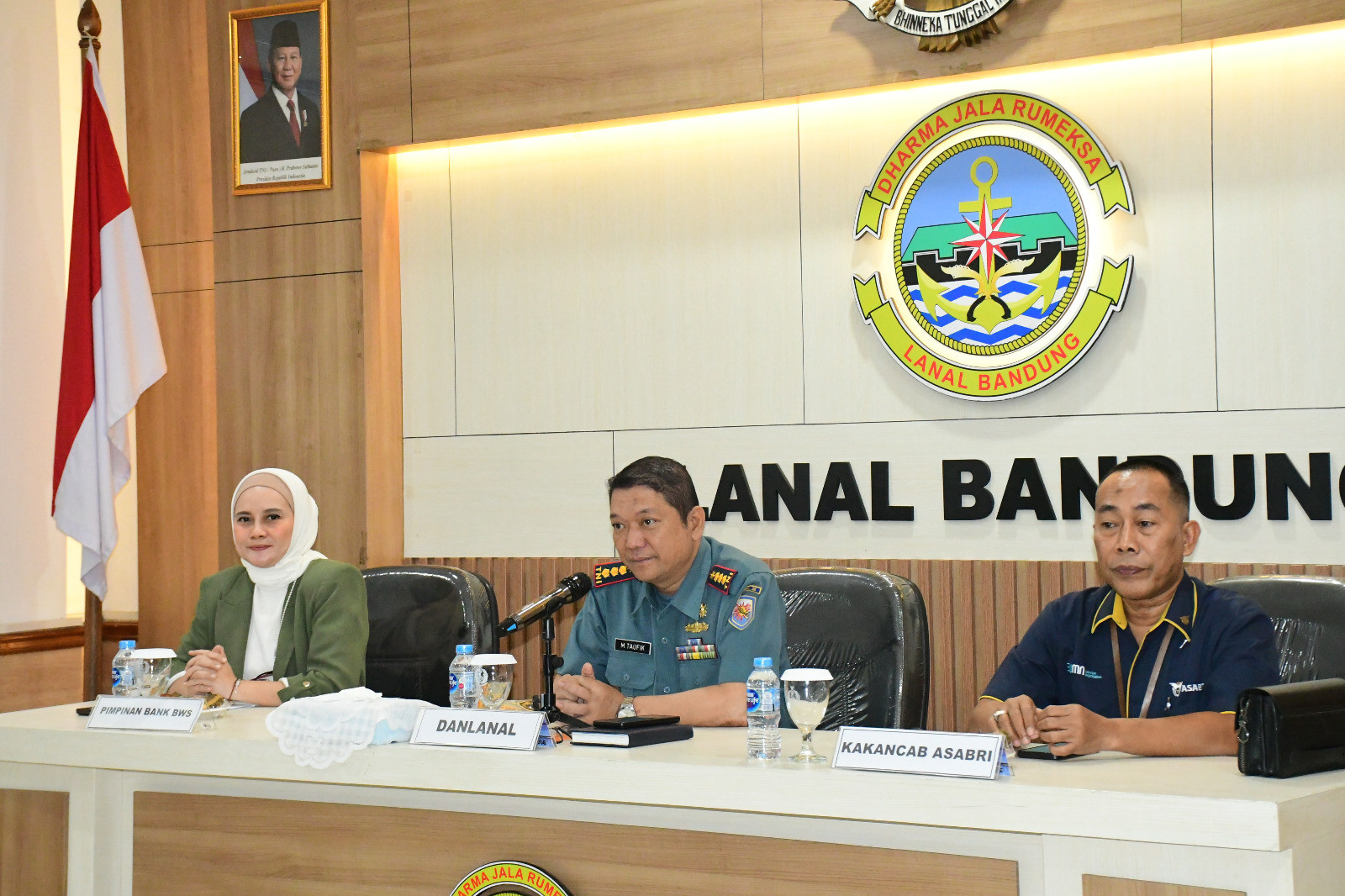 Komandan Lanal Bandung Bersama Prajurit Menerima Sosialisasi PT. ASABRI dan Bank Wori Saudara di Lingkungan Lanal Bandung