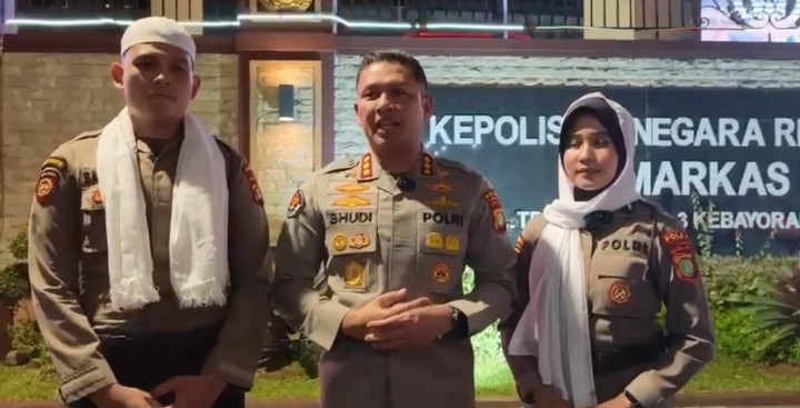 Aksi Penyampaian Pendapat di Mabes Polri; Mahasiswi Berjaket Kuning Ambil dan Coret Kain Penutup Kepala Polwan