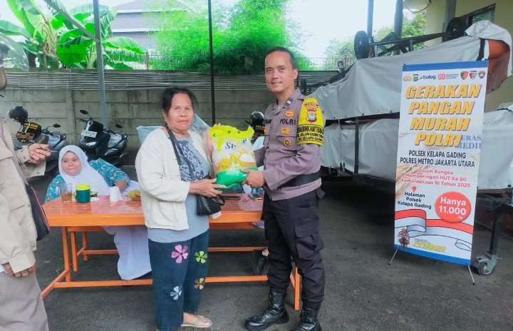 Polri dan Bulog Gelar Gerakan Pangan Murah di Kelapa Gading, 1,5 Ton Beras Ludes Terjual