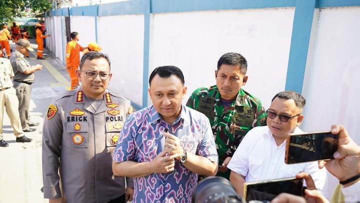 Polres Metro Jakarta Utara Bersama Forkopimko Hapus Coretan Vandalisme di Tanjung Priok