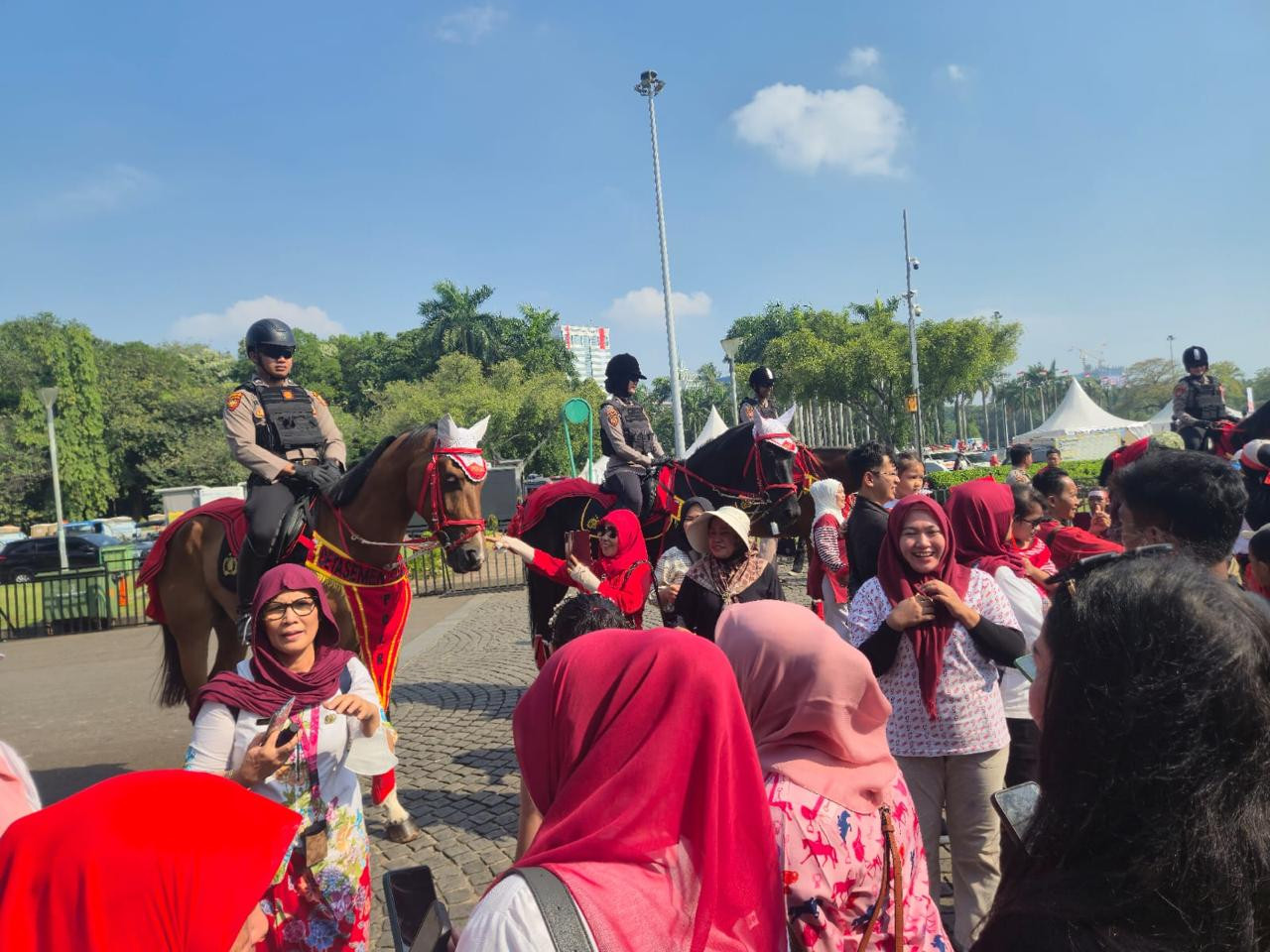 Masyarakat Antusias Rayakan HUT RI ke-80, Pasukan Berkuda Turangga Polri Jadi Perhatian Publik