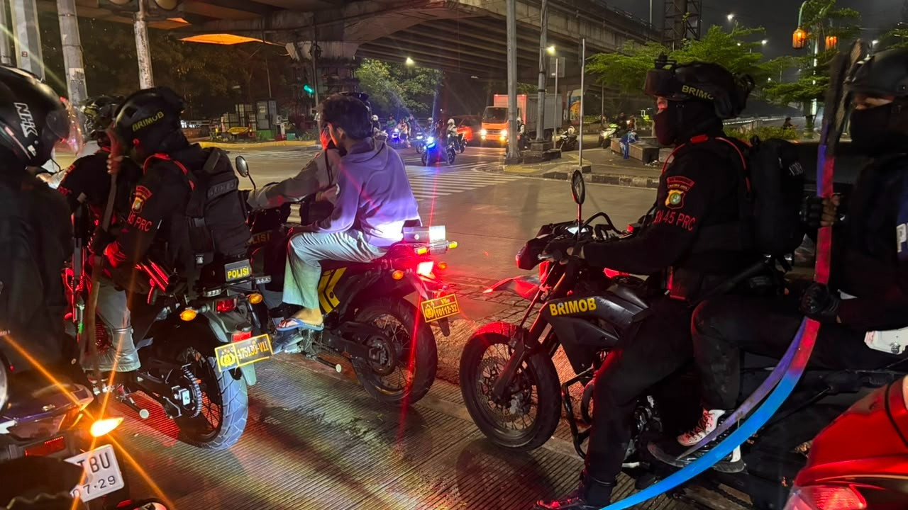 Brimob Polda Metro Jaya Amankan 3 Pemuda Diduga Hendak Tawuran di Ciracas, 9 Celurit Disita
