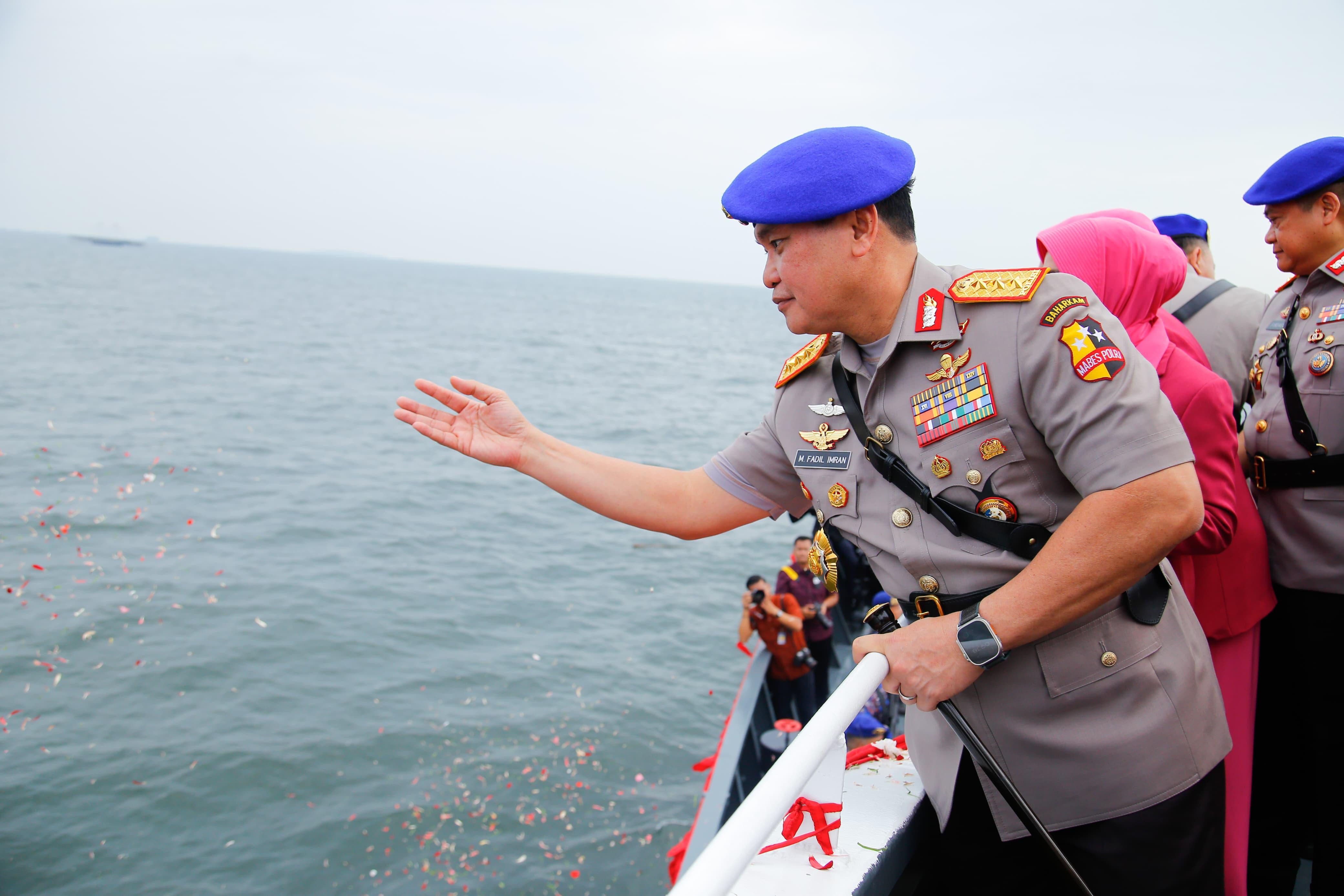 Wakapolri Pimpin Tabur Bunga di Teluk Jakarta Sambut Hari Bhayangkara ke-79