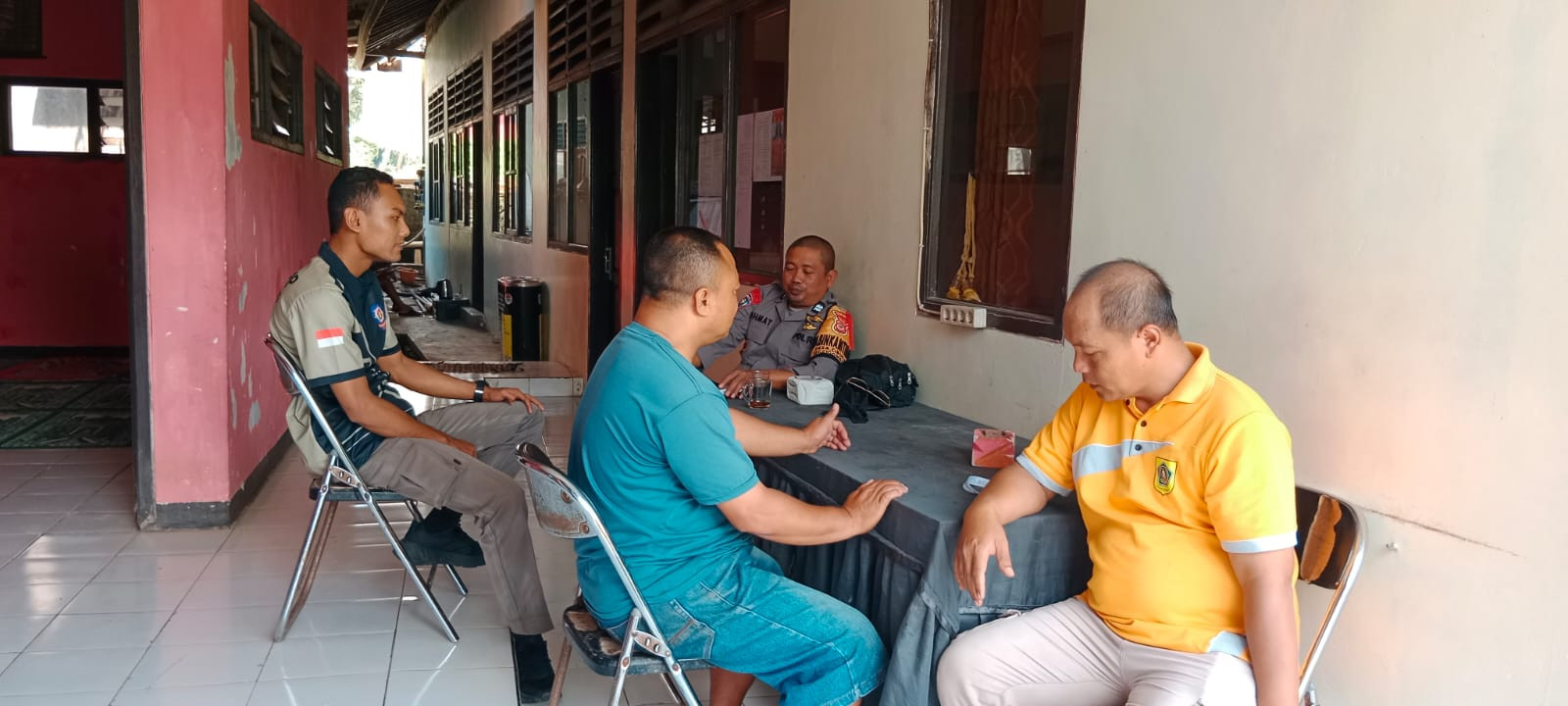 Sinergitas TNI-Polri, Bhabinkamtibmas dan Babinsa Sambang Warga di Desa Ciburuy