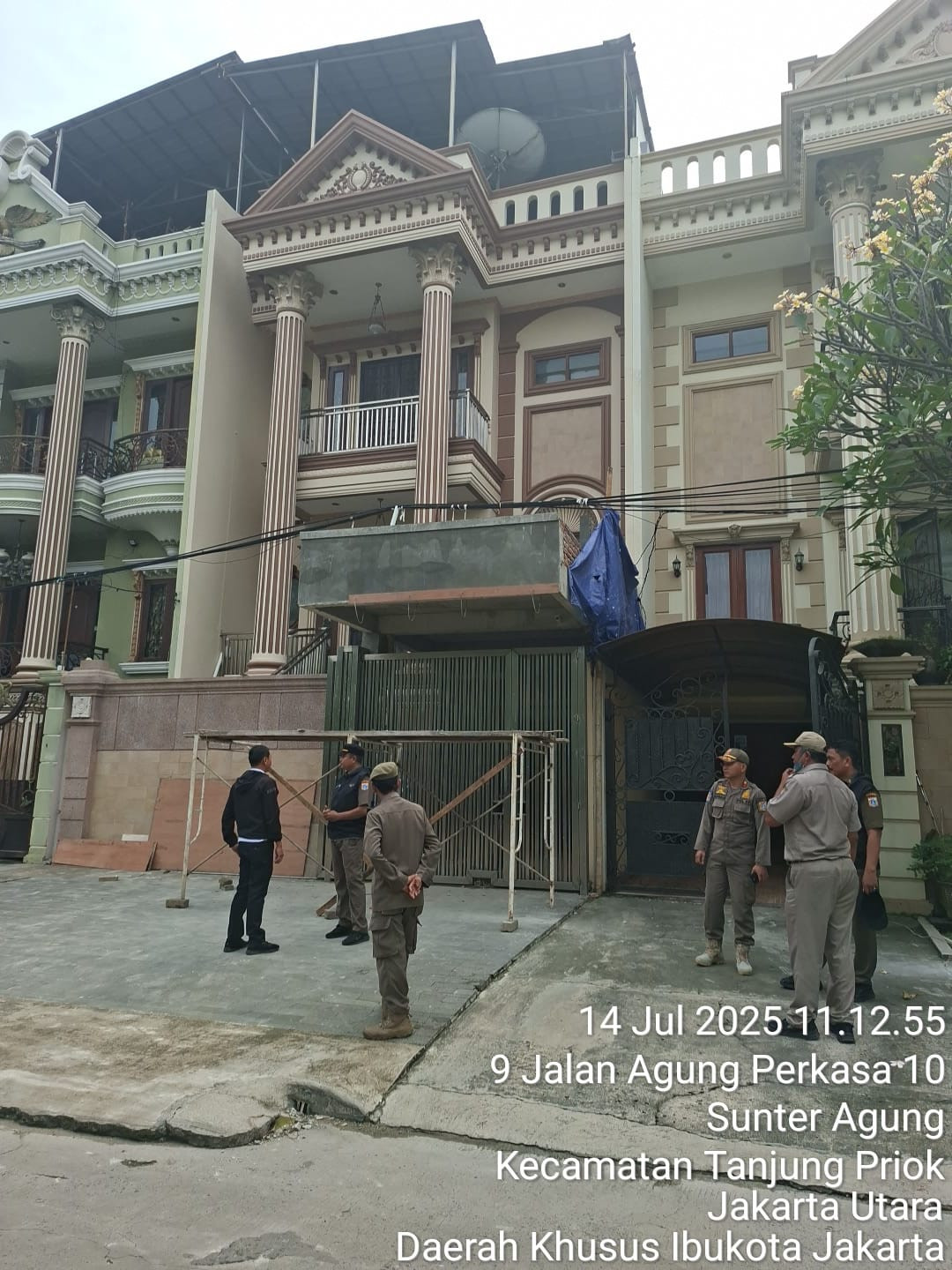 Satpol PP Tanjung Priok Tindak Dugaan Pelanggaran Bangunan di Sunter Agung