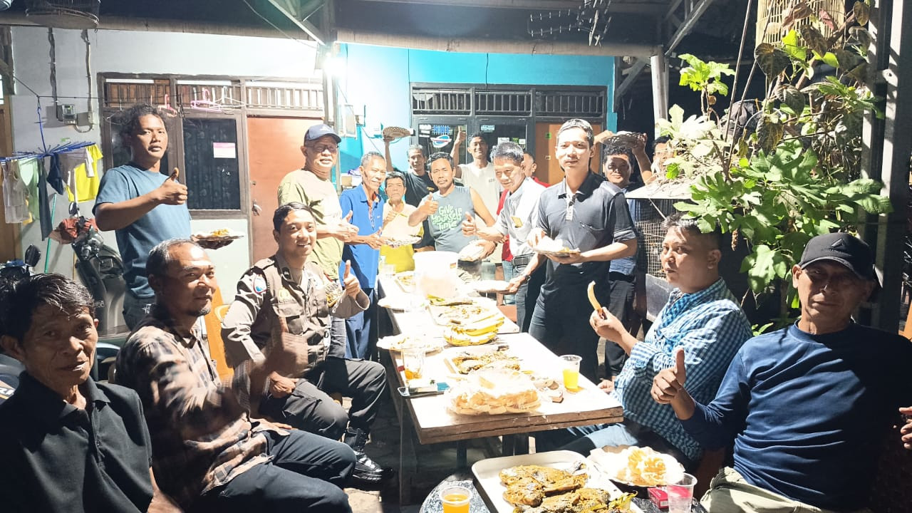 Jaga Keamanan Malam Hari, Polsek Pondok Gede Sambangi Pos Kongkow Warga Jatirahayu