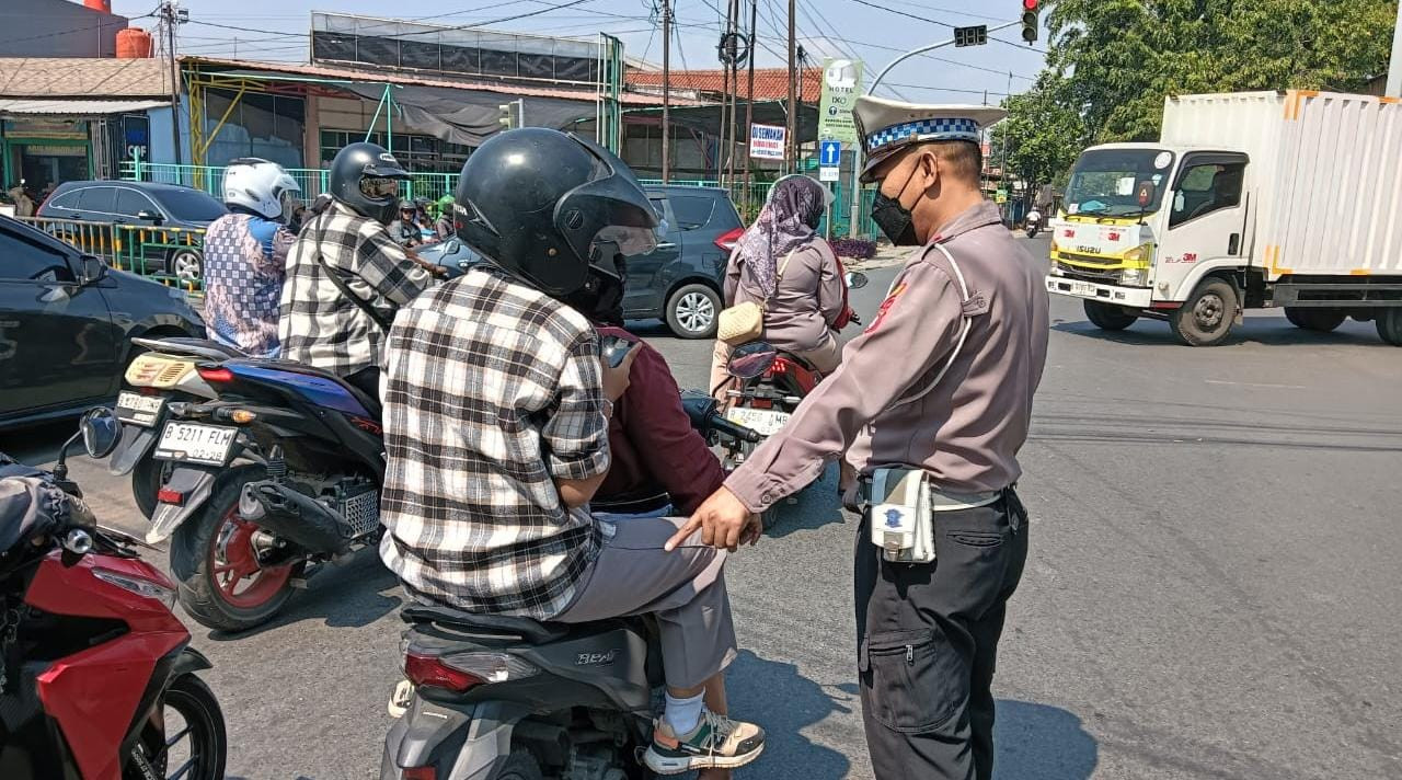 Operasi Patuh Jaya 2025: Polsek Bekasi Utara Gencarkan Edukasi di Jalan Perjuangan