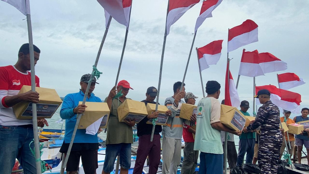 Merah Putih Berkibar di Ujung Negeri, KRI Ajak-653 Gelar Baksos dan Bagikan Bendera Jelang HUT Ke-80 RI
