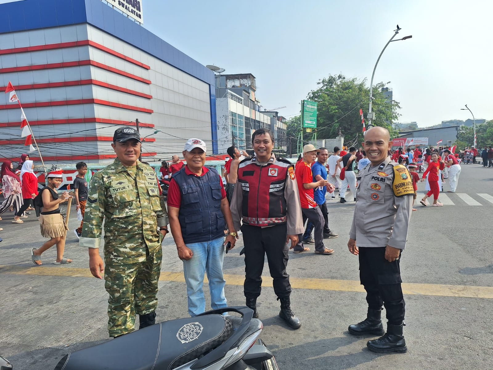 Polsek Metro Penjaringan Cooling System dan Kawal Semarak HUT RI ke - 81 di Kapuk Muara, Ajak Warga Jaga Kamtibmas