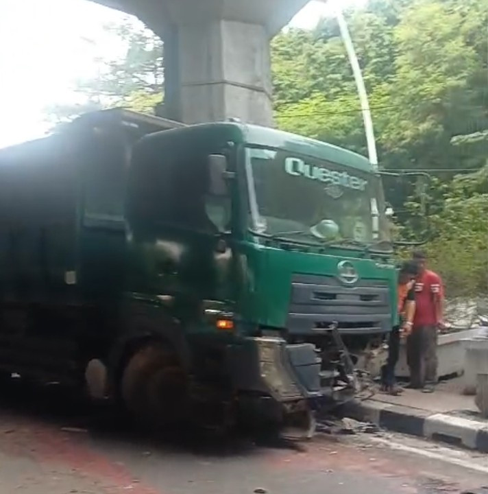 Truk Fuso Tabrak Pembatas Jalan di Seberang Mall Artha Gading, Petugas Lakukan Penanganan