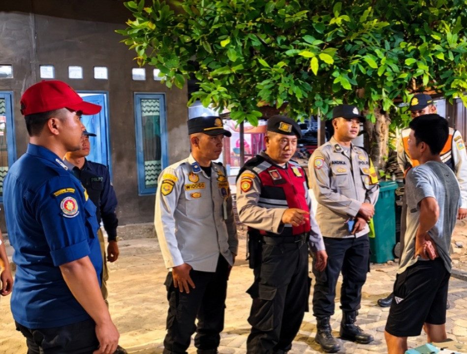 Patroli Malam Polsek Kepulauan Seribu Selatan, Polisi Perkuat Sosialisasi Layanan Polisi 110