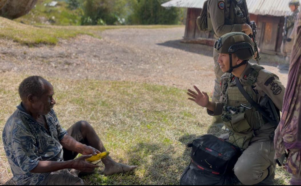 Satgas Damai Cartenz Gelar Patroli dan Pelayanan Kesehatan di Sinak