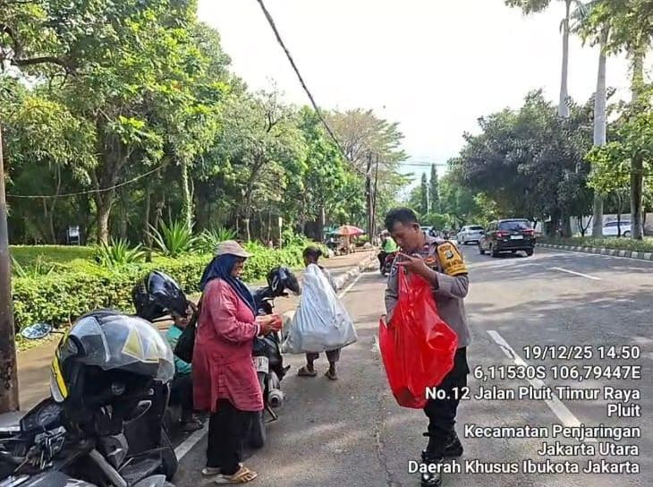 Jumat Berkah Polsek Metro Penjaringan, Polisi Berbagi dan Perkuat Pesan Kamtibmas