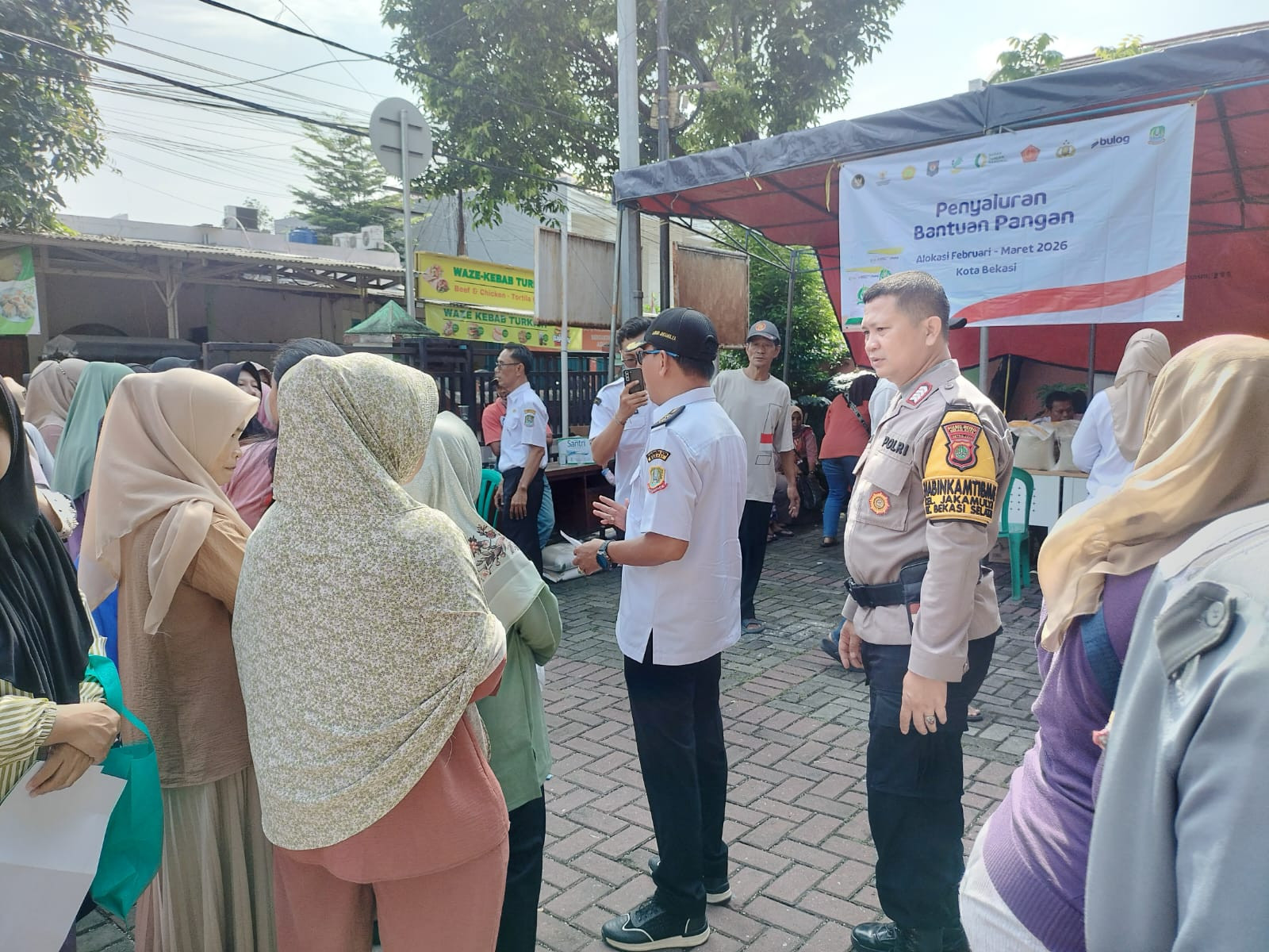 Polsek Bekasi Selatan Kawal Ketat Penyaluran Bantuan Pangan di Jakamulya